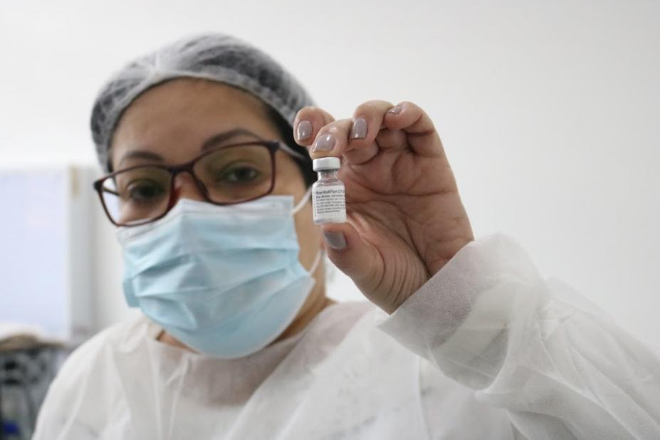 Santos aplica segundo reforço da vacina contra a covid para público 50+ e trabalhadores da saúde
